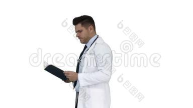 集中医生阅读文件，同时行走在白色背景。